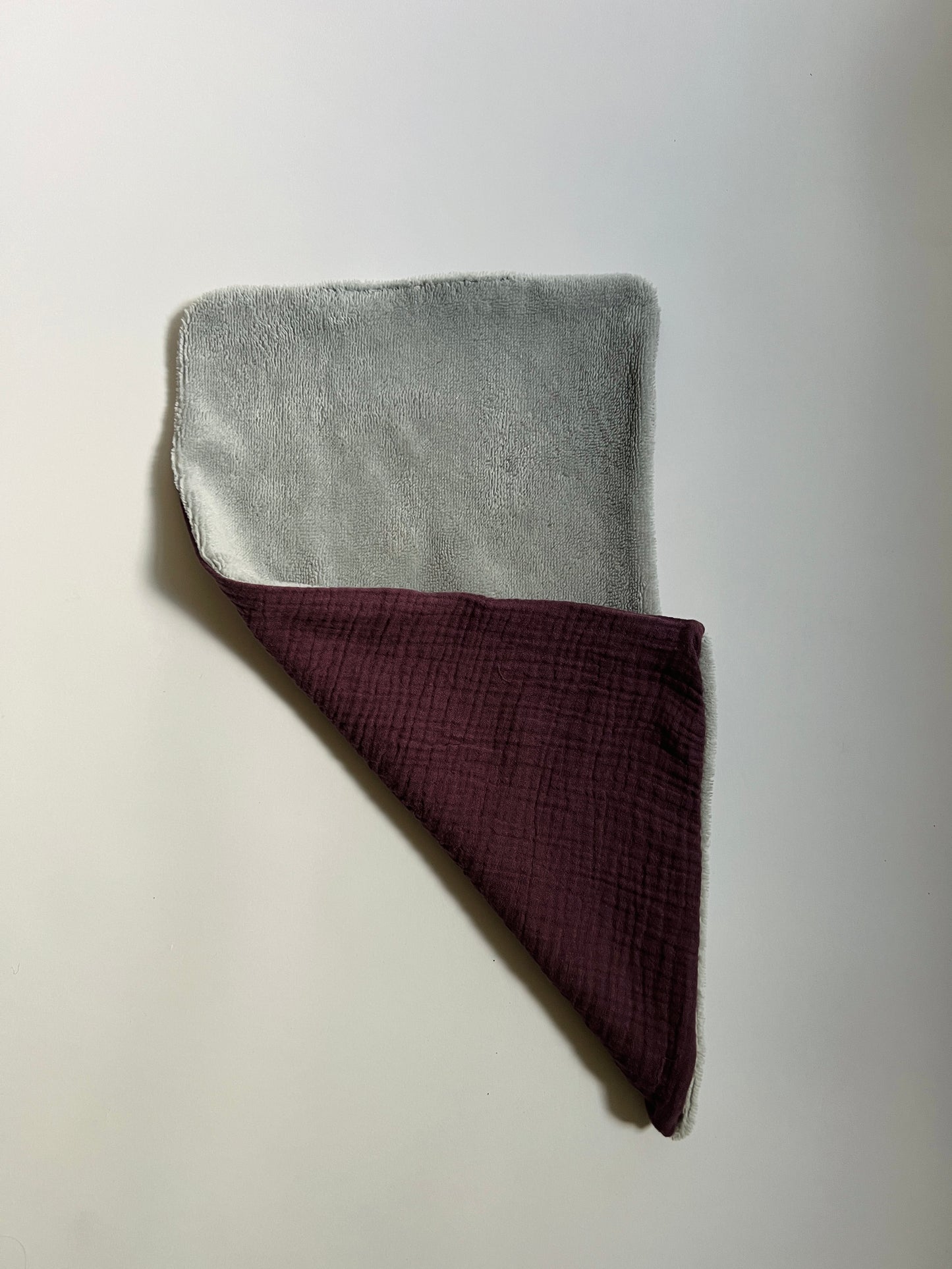 BURP CLOTH -  light grey / dark purple